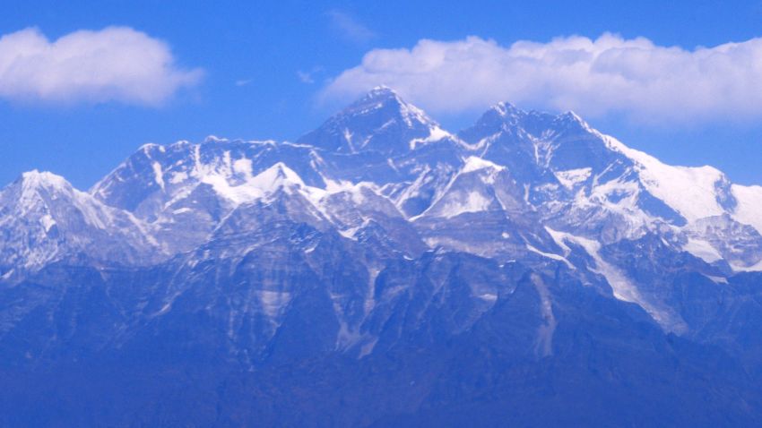 A picture taken on February 6, 2012 shows an aerial view of the Mount Everest range, some 140 km (87 miles) north-east of Kathmandu.