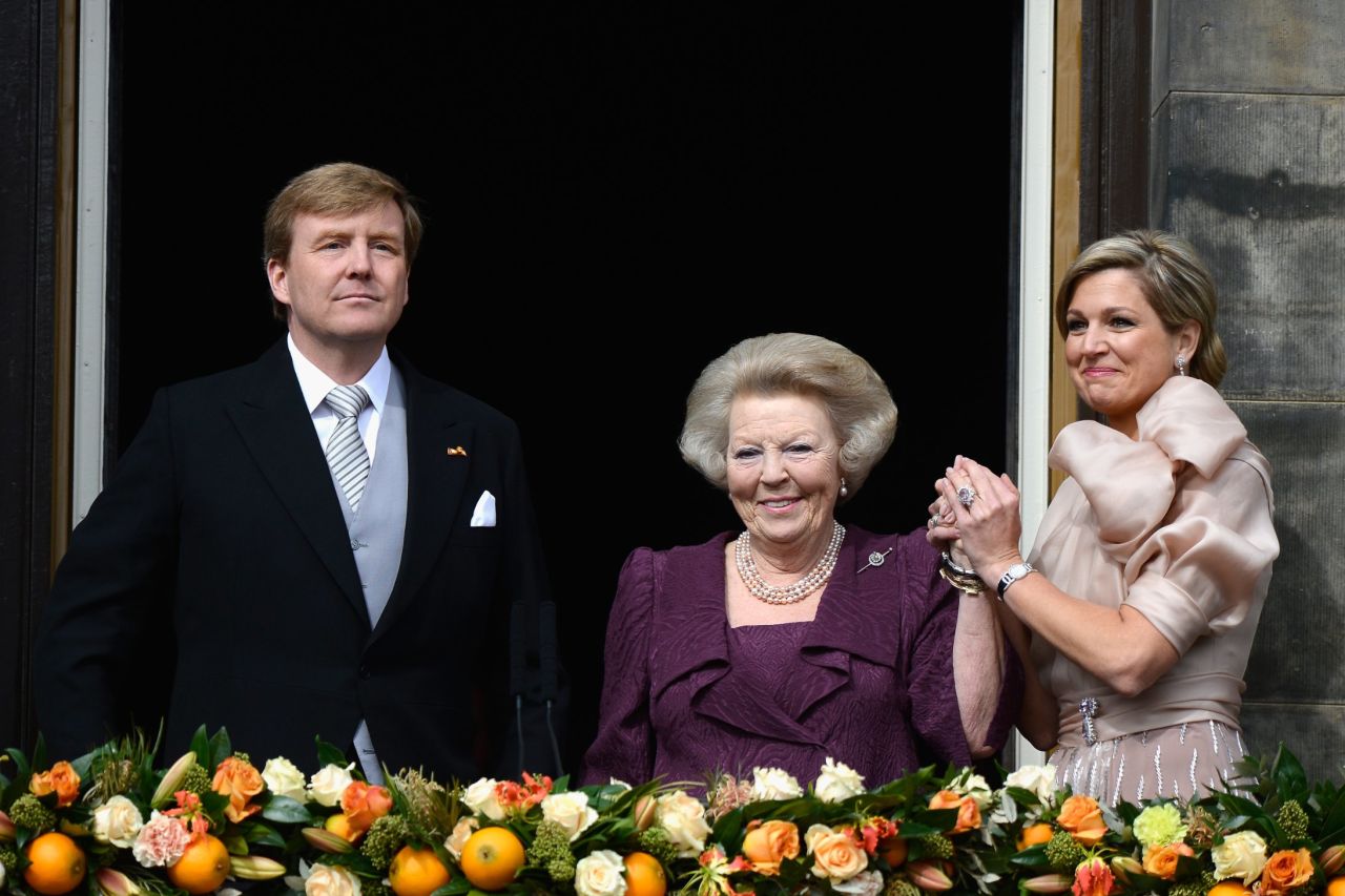 Beatriz de Holanda aparece con el rey Guillermo Alejandro y la reina Máxima en el balcón del palacio real para saludar al público después de su abdicación y antes de la inauguración del nuevo reinado en Amsterdam.