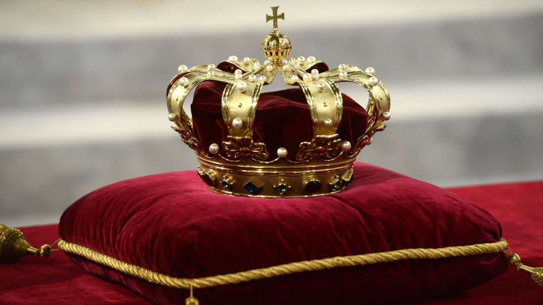 The royal crown lies at the credence-table prior to the investiture of King Willem-Alexander.