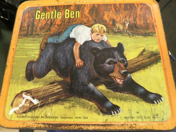 The crew members stumble upon a 1968 "Gentle Ben" lunchbox during their Canadian travels. 