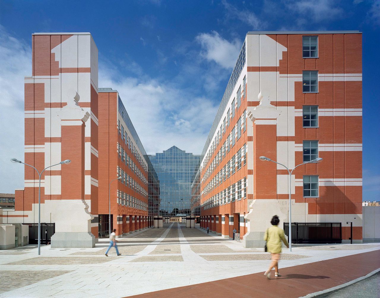 The building is framed by landscaped park and gardens. Future expansion is possible thanks to this extra green space.