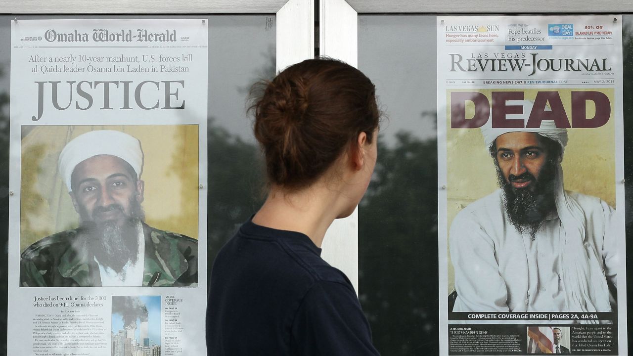 A erby looks at news headlines in front of the Newseum in Washington in 2011.