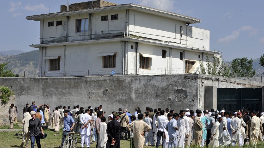 Pakistani media and residents gather outside the bin Laden hideout on May 3, 2011.