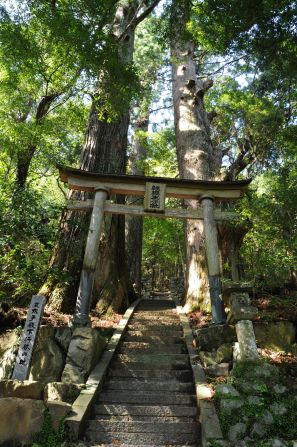 Tsugizakura-oji is one of more than 100 subsidiary shrines along the Kumano Kodo route. The area is known for its natural beauty as well as its frequent precipitation. Travelers often end up hiking in the rain.