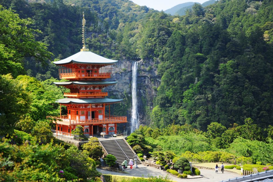 <strong>Nachi Falls (Wakayama): </strong>Nachi Falls, at 133-meters high, is the biggest waterfall in Japan. It steals some of the attention from Kumano Nachi Taishai, a sacred shrine built close by. It's usually the last stop of the scenic pilgrimage known as Kumano Kodo.
