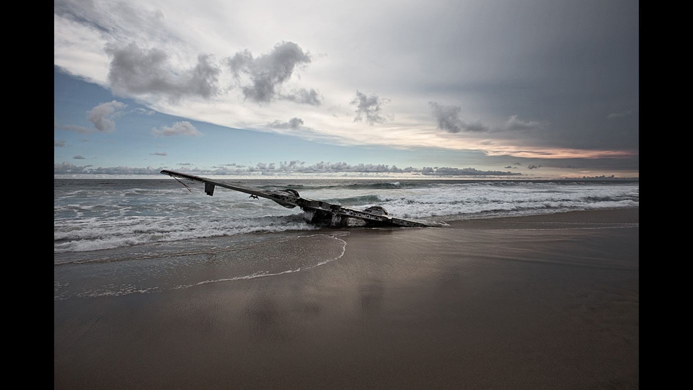 The photographer uses the Internet, forums, archives and Google Earth to find the aircraft. "Once in the area, I ask local pilots for information on the story and location," says Eckell. Here a Grumman HU-16 Albatross wing rests in the surf on Mexico's Pacific Coast. It wrecked in 2004.