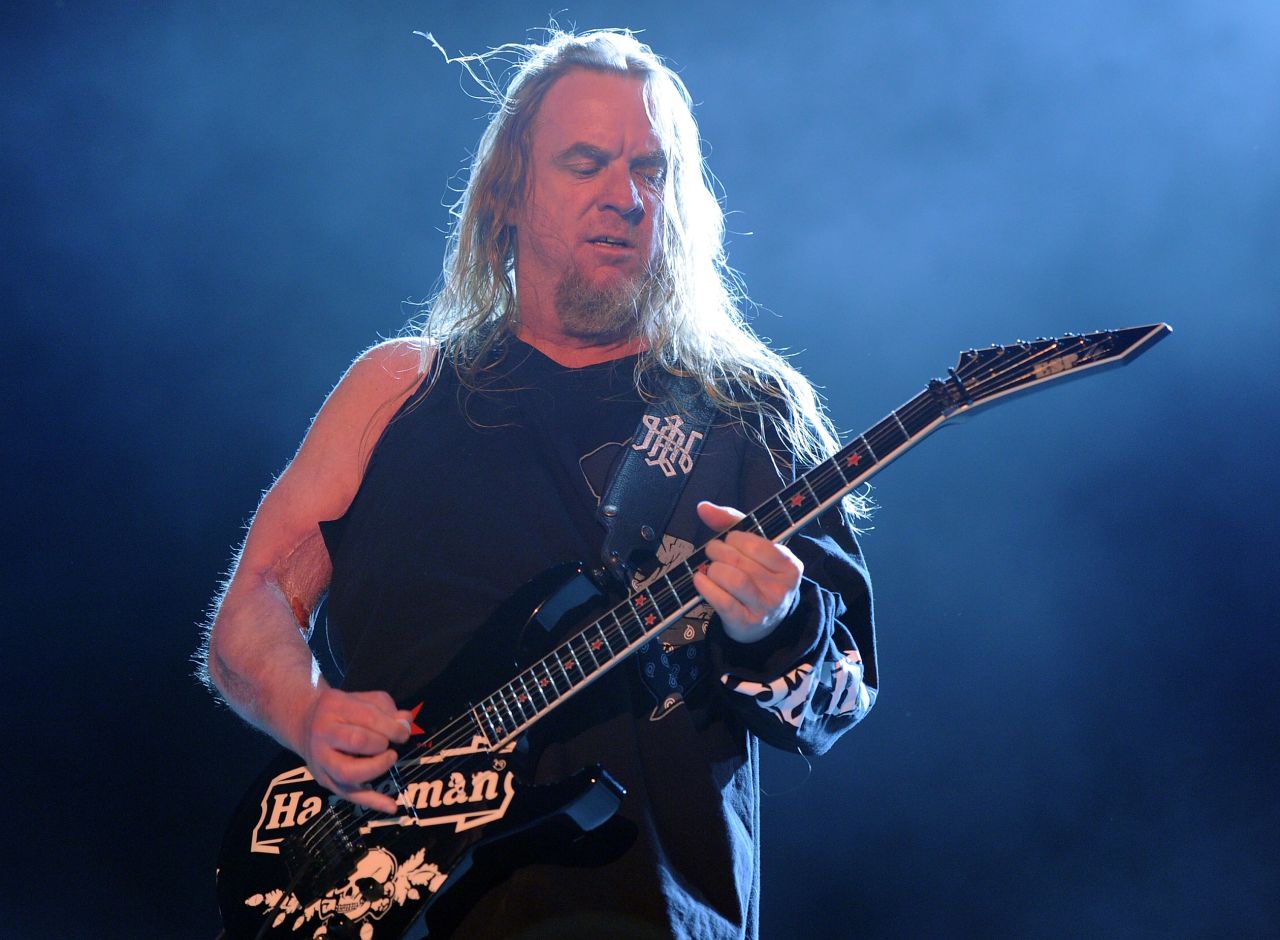Ganador del Grammy, el guitarrista Jeff Hanneman, miembro fundador de la banda de heavy metal Slayer, murió el 2 de mayo a los 49 años.