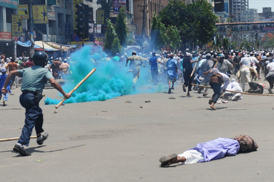 Islamist protesters run as Bangladeshi police fire rubber bullets on May 5.