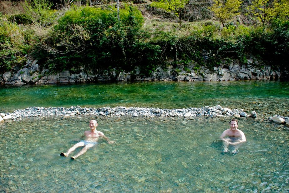 If the indoor onsens and the half-outdoor onsens fail to satisfy, the public onsen pool in the river of Kawayu Onsen may be the place for you. Visitors are supposed to wear at least a bathing suit in the public onsen but you must go nude in the guesthouse ones.