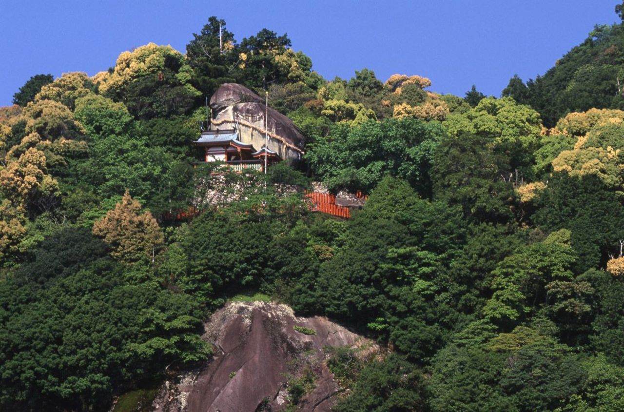 A gigantic rock, Gotobiki-iwa, on top of Gongen Mountain is the "enshrined natural object" of Kaminkura Shrine near Kumano Hayatama Taishai. 