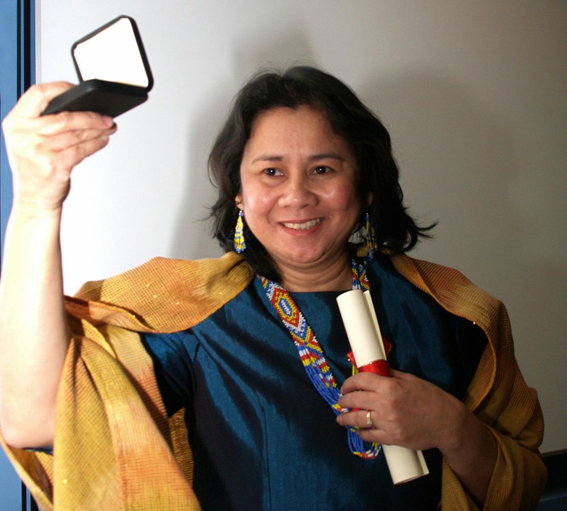 Cecilia Flores-Oebanda, of the Visayan Forum Foundation, receives the 2005 Anti-Slavery Award.