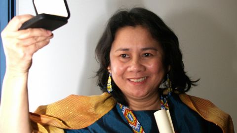 Cecilia Flores-Oebanda, of the Visayan Forum Foundation, receives the 2005 Anti-Slavery Award.
