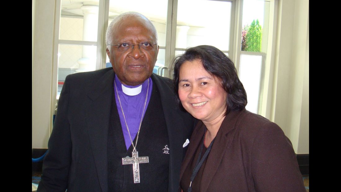 Oebanda meets with Desmond Tutu in 2008 while both were speaking at the Global Philanthropy Forum.