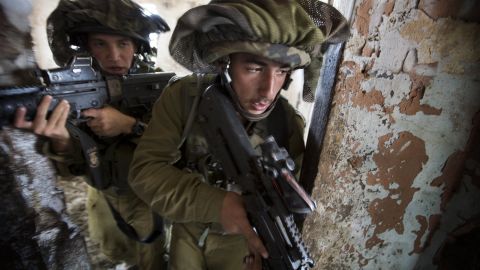 Israeli infantry soldiers of the Golani brigade take part in exercises in the Israeli annexed Golan Heights, on May 6, 2013.