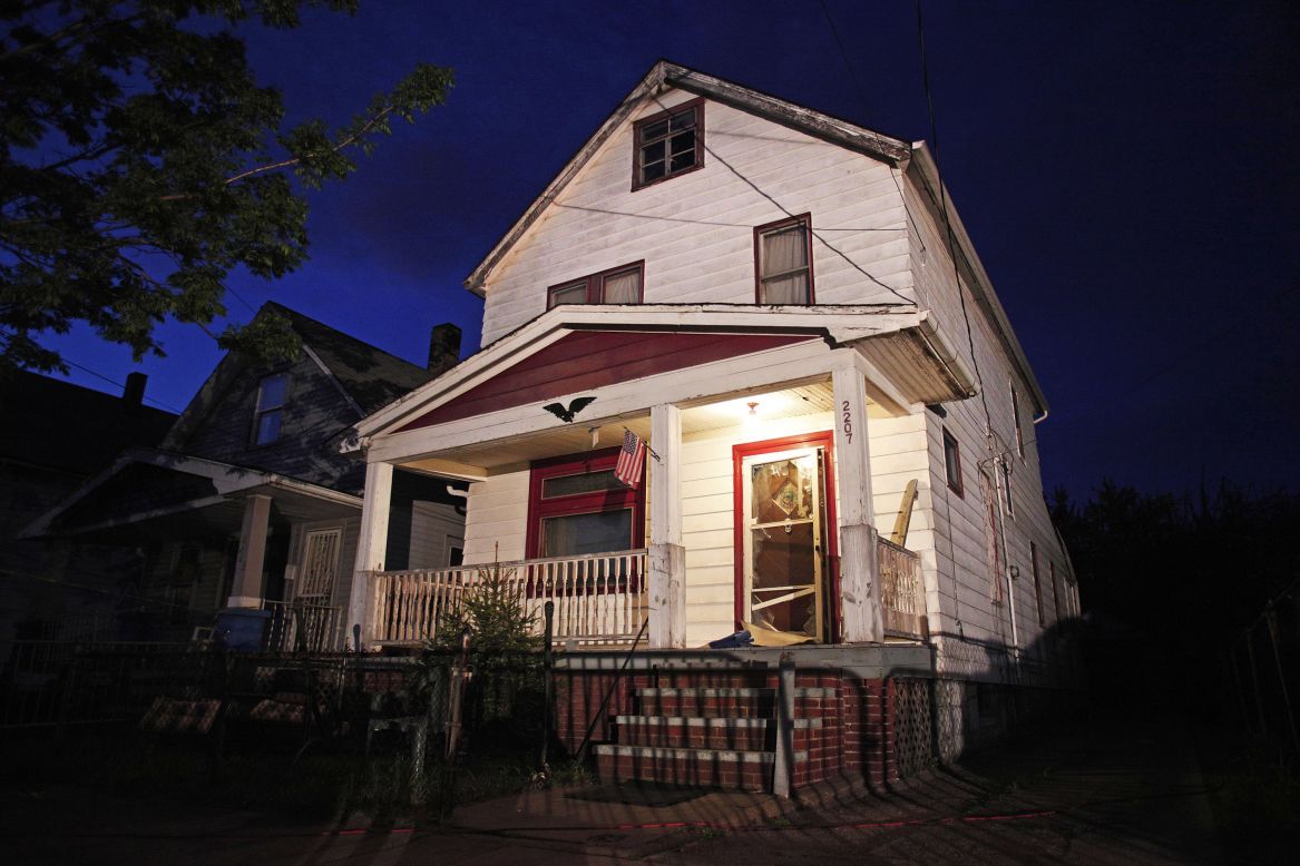 Hasta el miércoles 7 de agosto de 2013 existió la vivienda de Ariel Castro, en Cleveland; una casa del horror que fue demolida tras descubrirse que allí vivieron secuestradas tres jóvenes durante una década. 