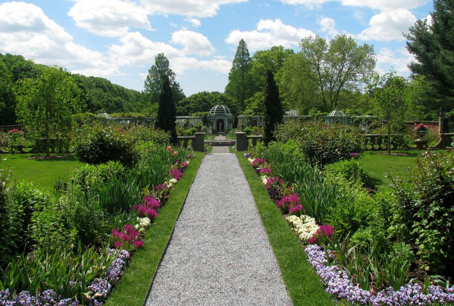 The house sits amid 200 acres of formal gardens, woodlands, lakes and ponds. <a href="http://www.oldwestburygardens.org/plan_general_info.htm" target="_blank" target="_blank">Guided tours are offered</a>, and the estate hosts special events, including concerts and school programs.