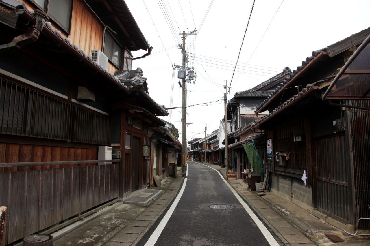Walking the streets in Yuasa's preserved district is like traveling back in time. The town is usually quiet, with few tourists.