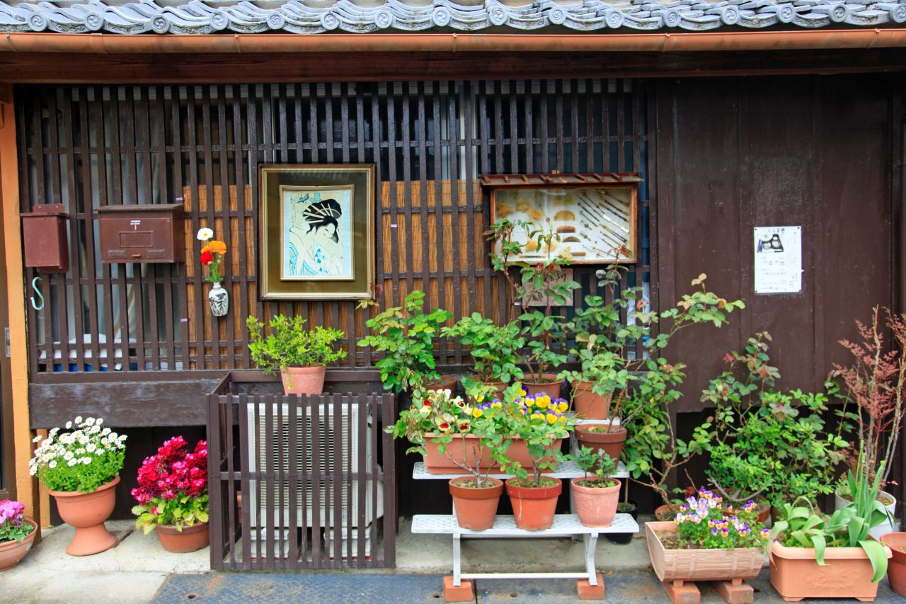 Kitamachi Fureai Gallery is an open-air museum that displays boxes of vintage items used by Yuasa residents past and present.