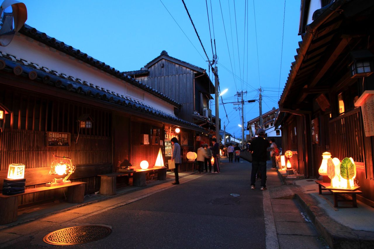 During each April's Andon Festival, the streets of Yuasa are lit by hundreds of paper lanterns. It may be the best time to visit.