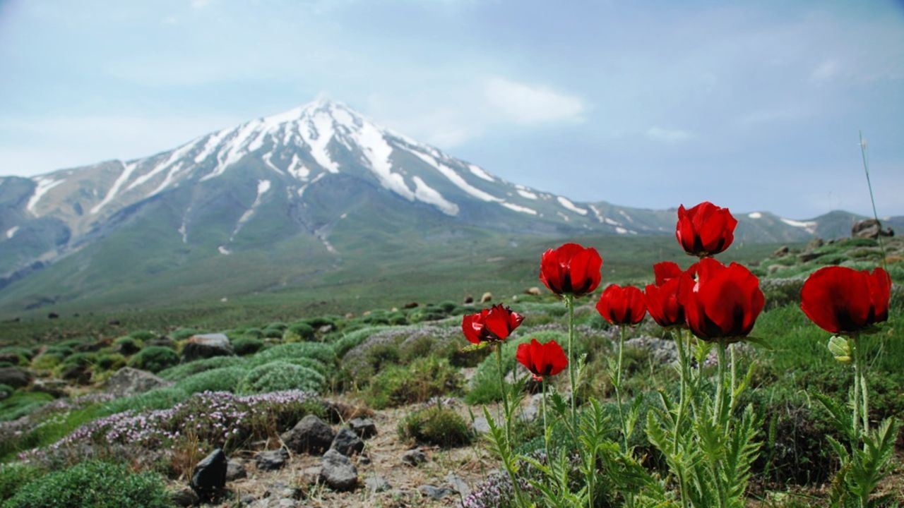 At 5,671 meters (18,605 feet), Mount Damavand is one of the planet's great trekking peaks. 