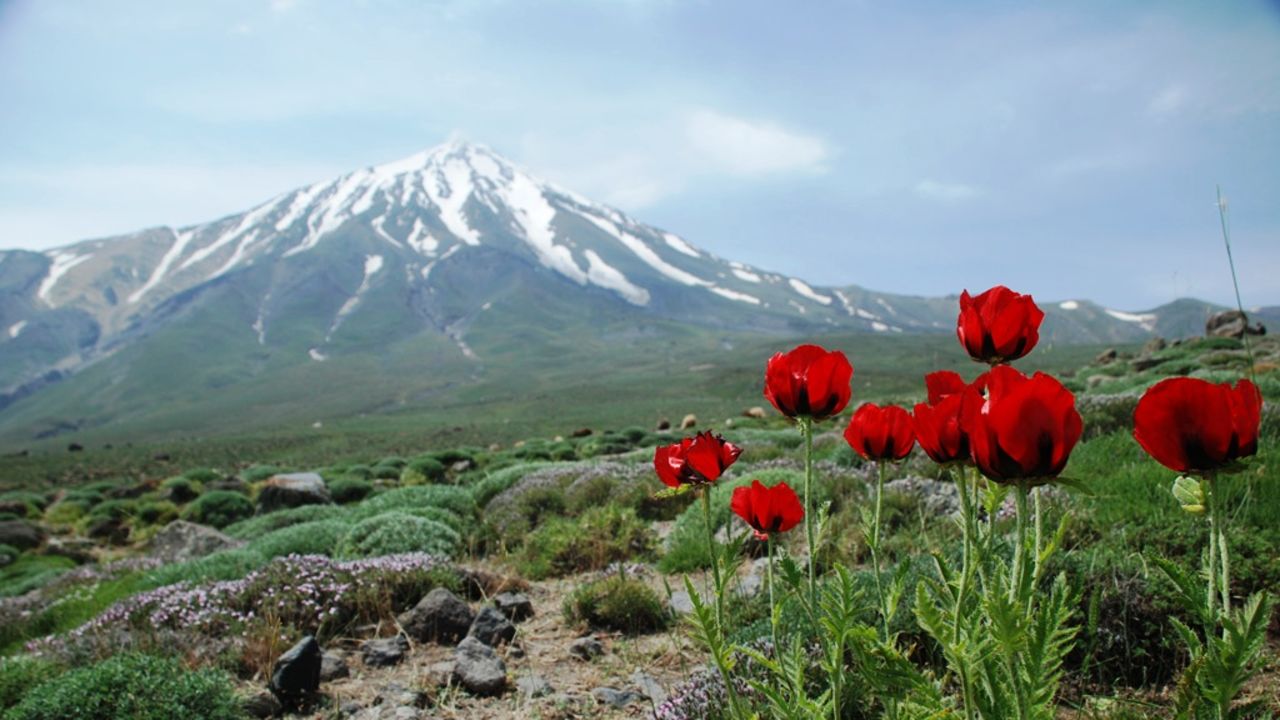 At 5,671 meters (18,605 feet), Mount Damavand is one of the planet's great trekking peaks.