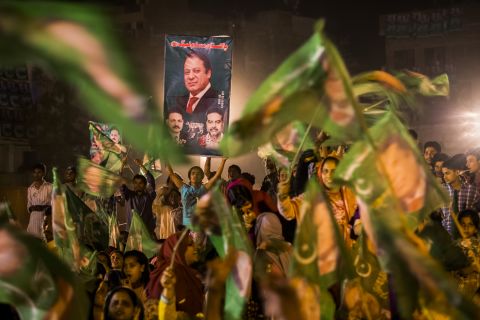 Supporters of former PM Nawaz Sharif turned out for one final rally in Lahore ahead of Pakistan's parliamentary elections on May 11. It's the first time in the country's history that an elected government will take over from another elected administration.