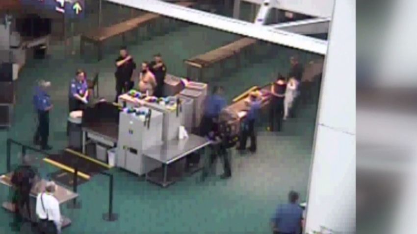 dnt  TSA shields naked protester from public _00003220.jpg