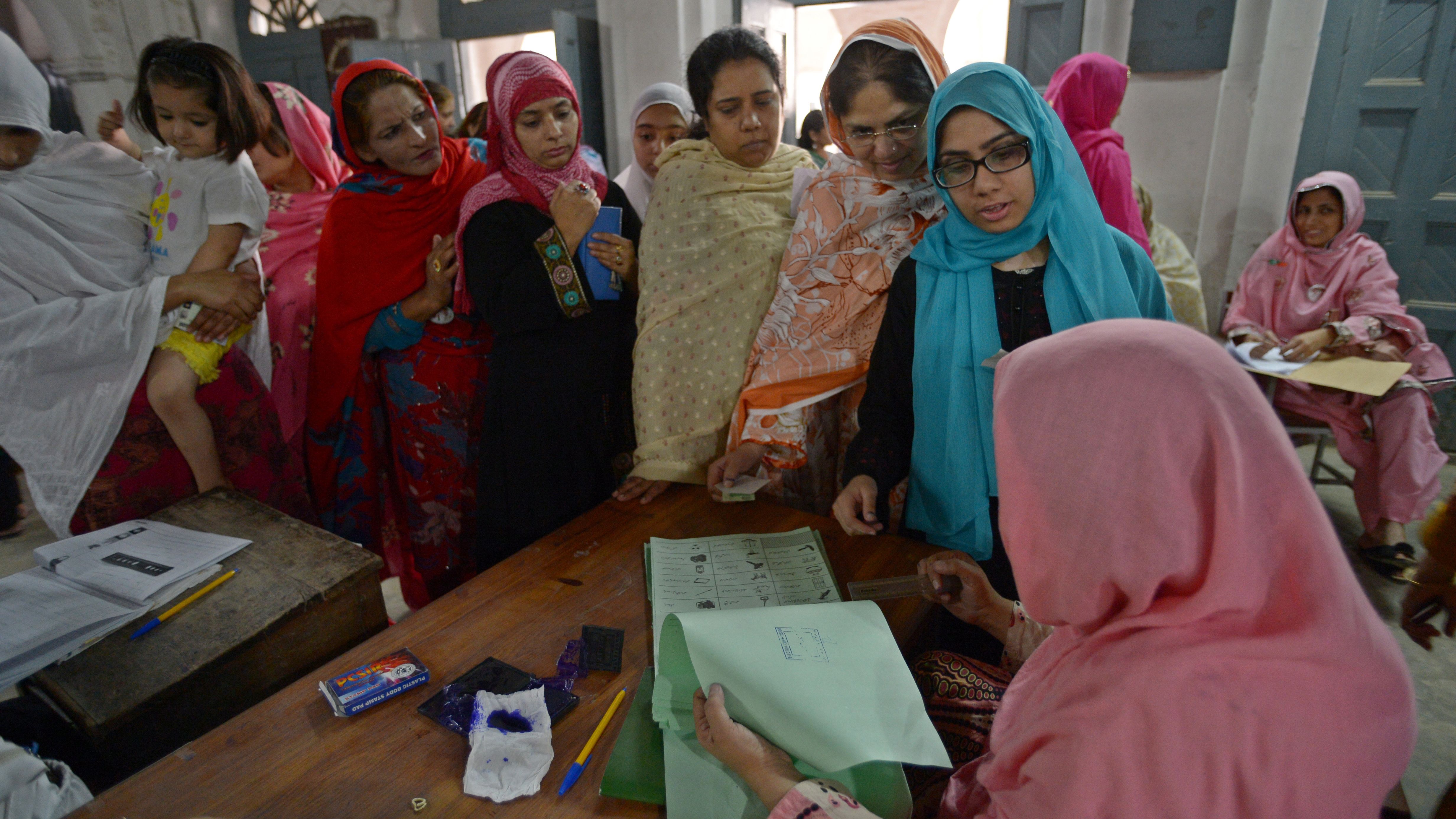 Pakistani women can vote, but should be lightly beaten if they defy their husbands' commands, an Islamic council recommends. 