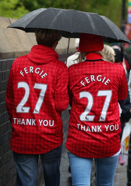 United fans braved the rain to pay their respects, with tickets reportedly being sold on the black market for more than 10 times their face value. 