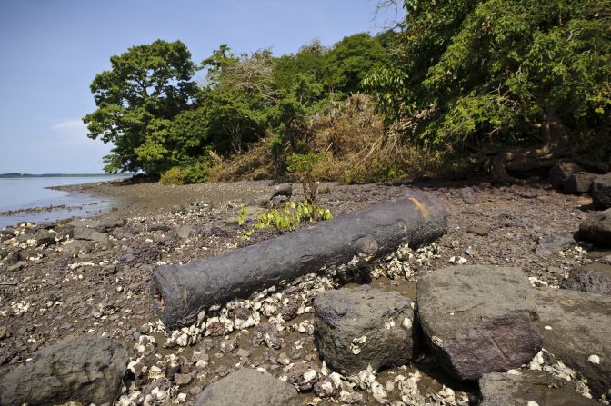 Abandoned in the mid-1800s, it is one of the most authentic slave trading facilities still in existence. Unlike other slave trading posts, nothing was ever built on Bunce Island once slavery was abolished. 