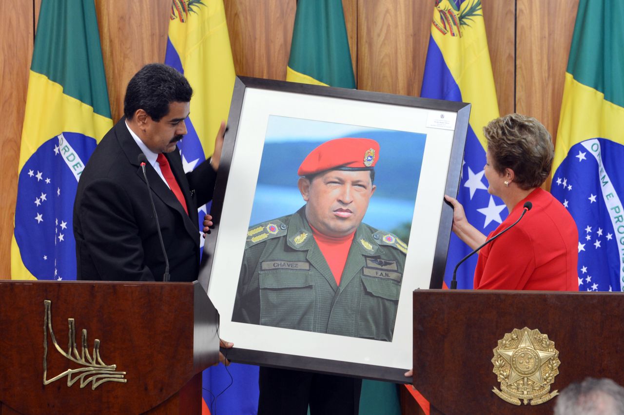 Durante un discurso el 2 de abril de 2013, Maduro dijo que Chávez se le apareció en forma de "pajarito chiquitico" y lo bendijo.