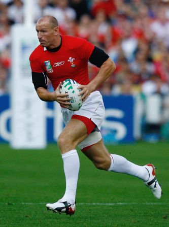 Urban believes rugby player Gareth Thomas set the perfect example for athletes wishing to "come out". "He proceeded in stages," Urban said of the Welshman who publicly revealed his sexuality in 2009. "First he outed himself to his wife. Then he told his coach and then two players. After each step he received positive feedback."