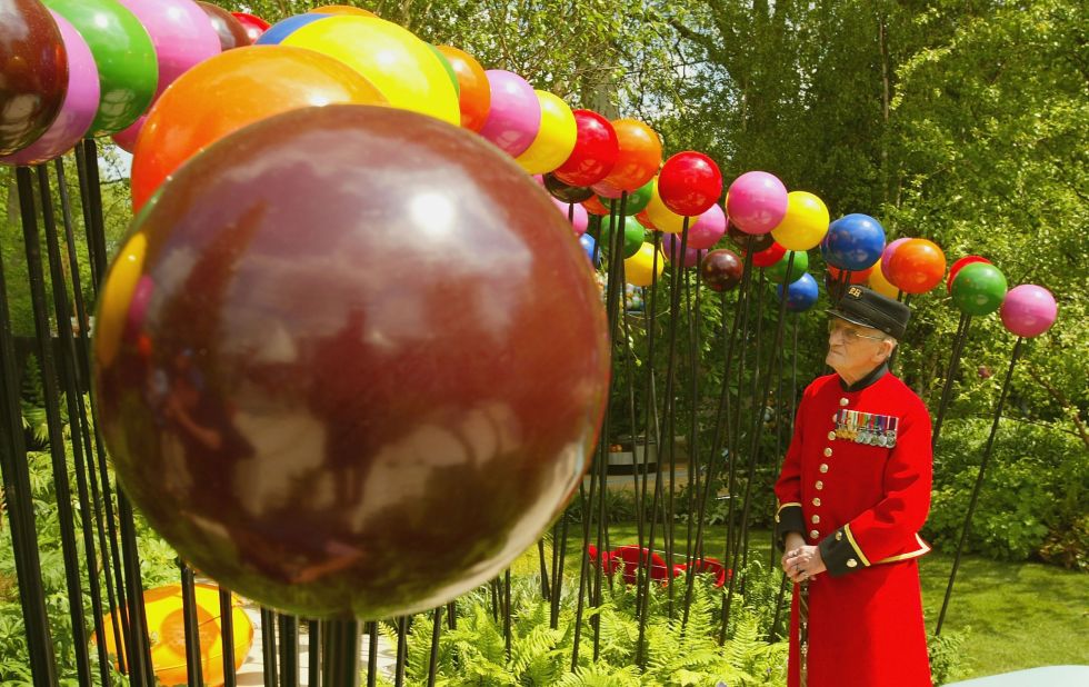 A Chelsea Pensioner inspects a 2004 work by Diarmuid Gavin called "A Colourful Suburban Eden".
