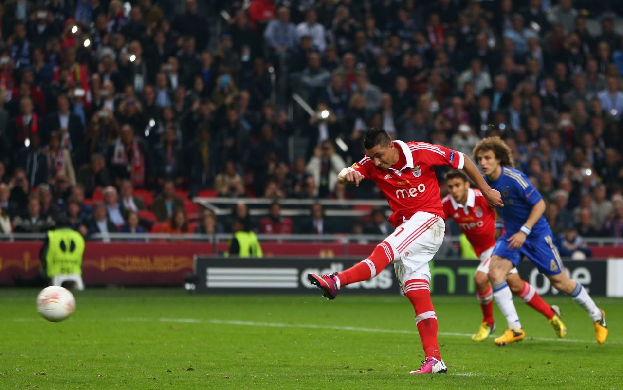 Benfica hit back with 22 minutes remaining when Cardozo netted from the penalty spot after Cesar Azpilicueta had handled inside the penalty area. 
