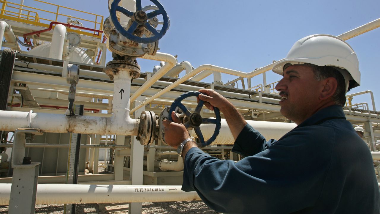 DOHUK, IRAQ, MAY 31: An employee works at the Tawke oil field near the town of Zacho on May 31, 2009 in Dohuk province about 250 miles north of Baghdad, Iraq. The Iraqi autonomous region of Kurdistan began crude oil exports on June 1, 2009 for the first time from two major oil fields, piping around 90,000 barrels per day (bpd). (Photo by Muhannad Fala'ah/Getty Images)