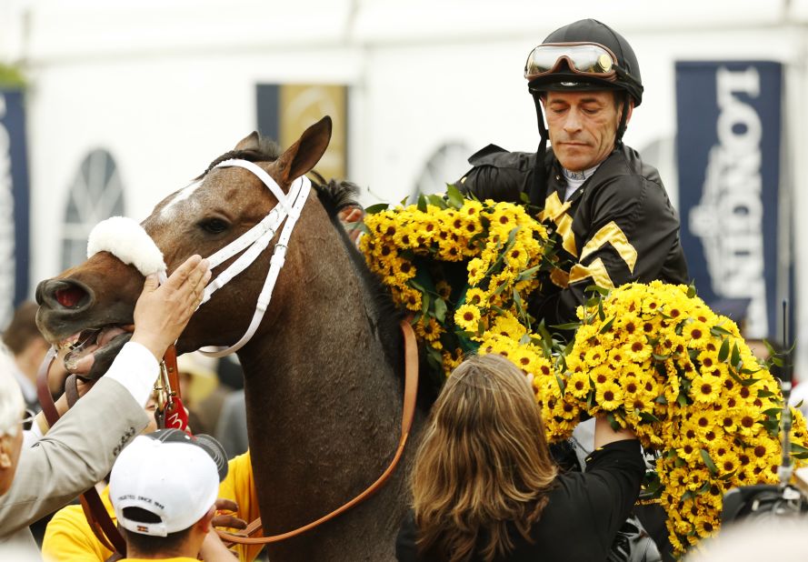Oxbow receives a large garland of black-eyed Susans, the traditional 