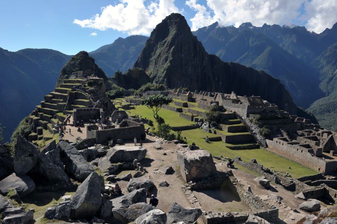 Los oficiales peruanos se molestan por turistas desnudos que convergen en Machu Picchu.