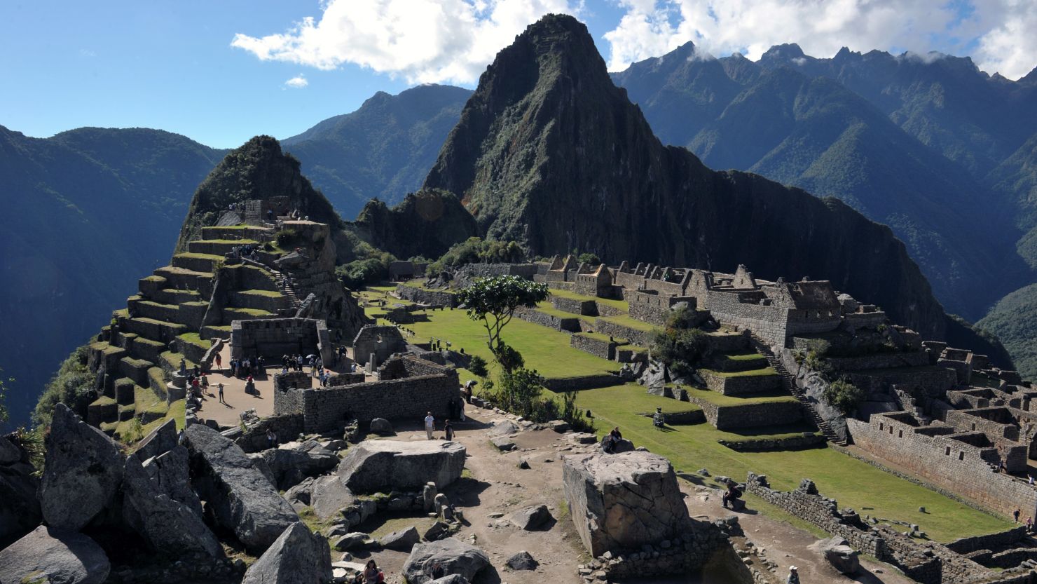 A rash of "naked tourism" at Macchu Pichu, Peru's top tourist destination, has raised the ire of officials.