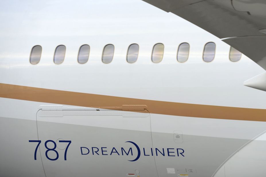 Composite materials have replaced aluminum as the predominant material in the 787. The 777 is made up of 50% aluminum and 12% composites, compared with the Dreamliner's nearly 50% makeup of composites and just 20% aluminum.