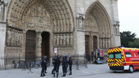 Policemen outside Paris' Notre Dame Cathedral, on May 21, 2013.