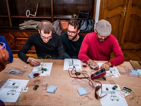 Bare Conductive's Matt Johnson travelled to Budapest Design Week and ran a workshop with University students at the Bloodmountain Foundation.