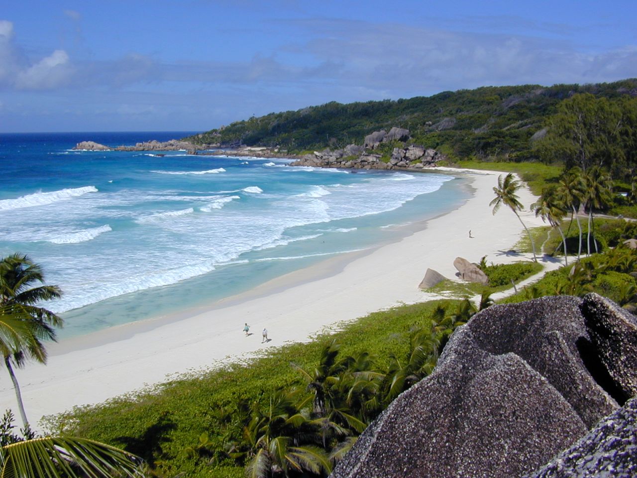 Desde Grand Anse y Anse Source d'Argent en la Isla de La Digue, hasta Beau Vallon en Mahé y la Isla de los Pájaros -- las playas de Seychelles ofrecen arena clara, una fauna muy diversa, y posiblemente las mejores vacaciones en la playa que puedas tener.