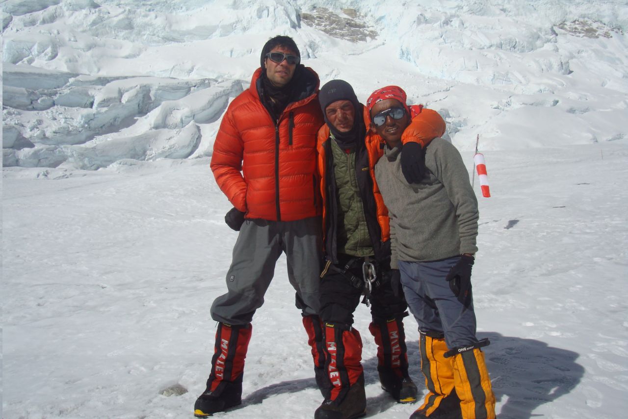 Nadav Ben Yehuda (left), Aydin Irmak and a Sherpa after Ben Yehuda rescued Irmak.