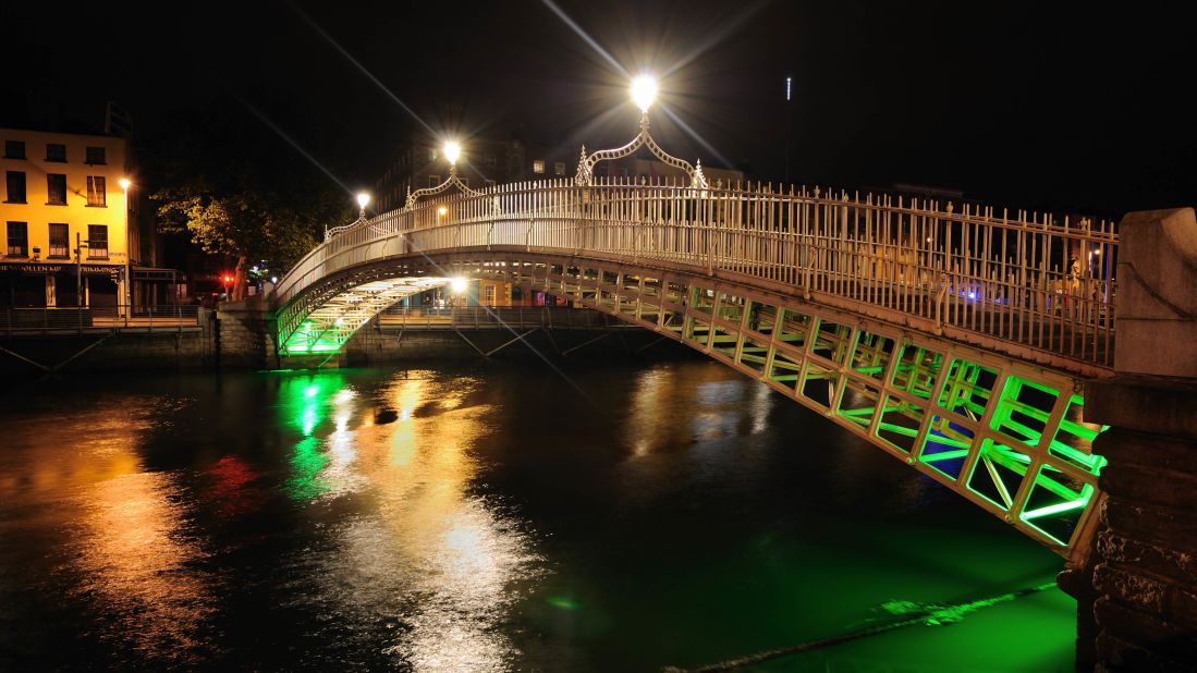 Ha'Penny Bridge, Dublin, Ireland.