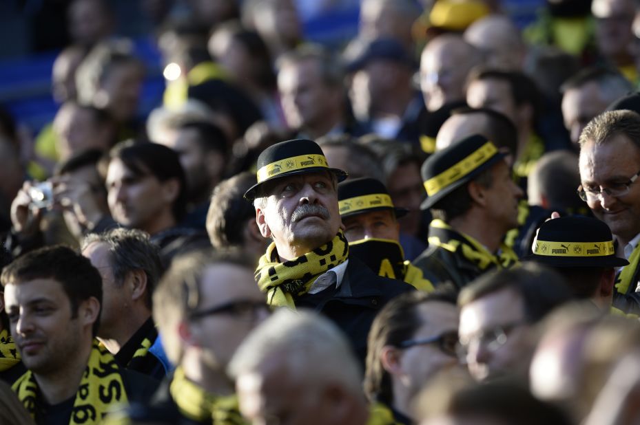 Borussia Dortmund wear black and yellow attire in support of their team.