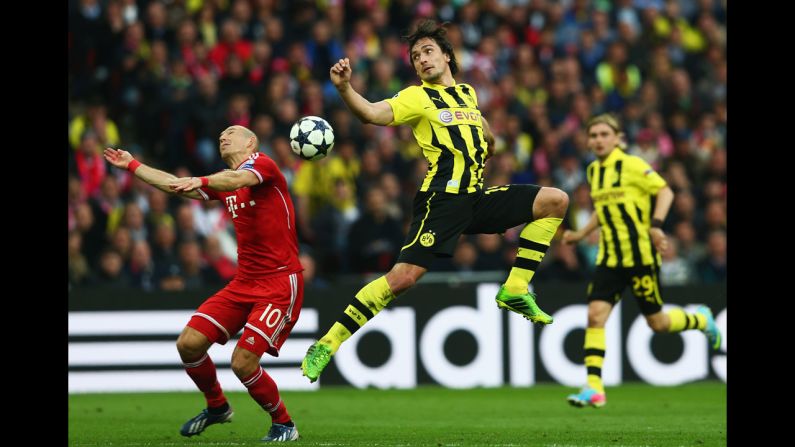 Arjen Robben, left, of Bayern Munich challenges Mats Hummels of Borussia Dortmund for the ball.