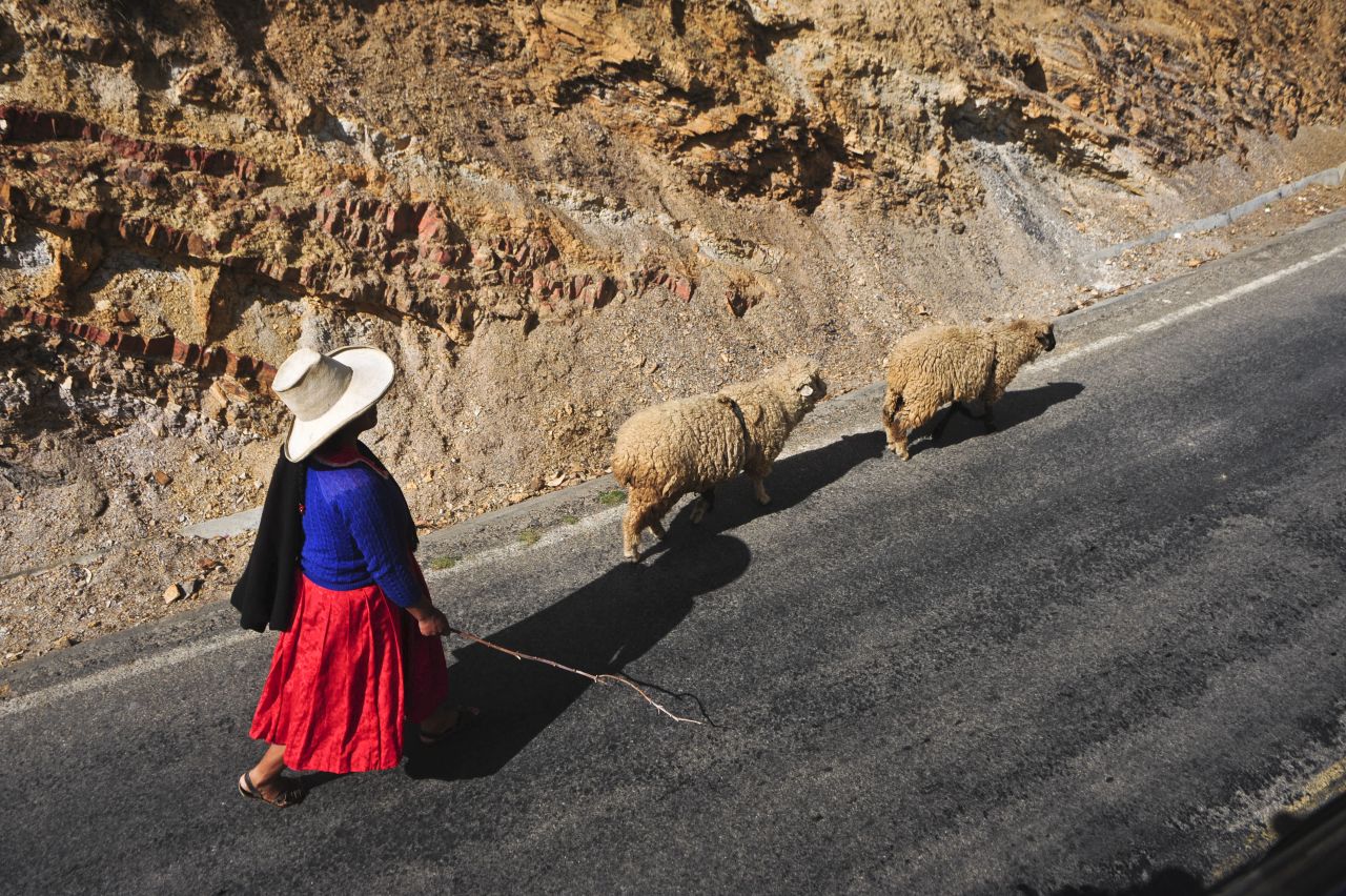 An Andean woman walks towards the Marcahuamachuco site.