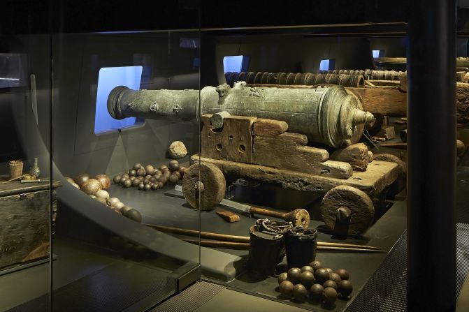 The Mary Rose carried numerous muzzle-loading bronze guns that were capable of shooting cast iron shot at 504 meters per second at long range. According to eyewitness accounts, these guns had just been fired when the ship sank. 