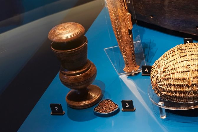 Peppercorns were an important flavoring during voyages with scant resources. As pepper was expensive (even being used to pay rent and dowries) this peppermill likely belonged to an officer. 