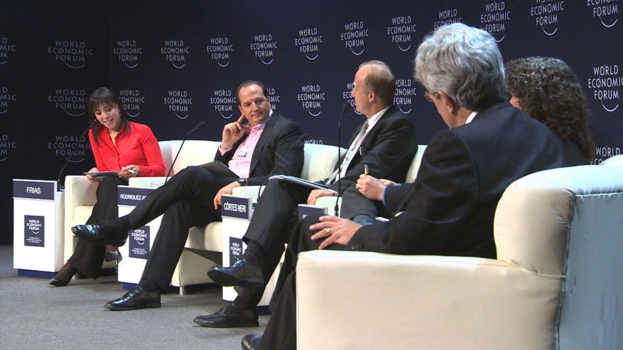 Gabriela Frías (izq.) moderando uno de los paneles del Foro Económico Mundial en Latinoamérica de Lima.